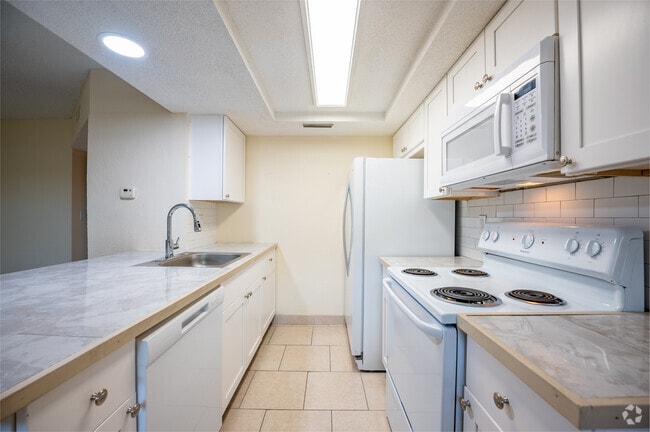 2BR, 2BA - 950SF - Kitchen - Lakeshore Apartments