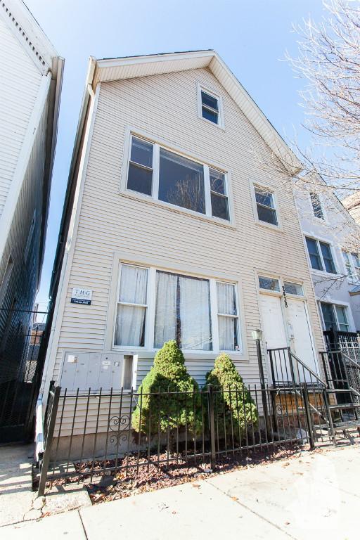 Building Photo - 2438 N Ashland Ave Unit 2F