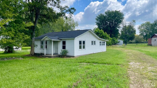 Building Photo - 2 Bed 1 Bath House with Office and Garage