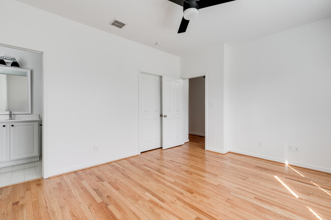 Photo - 121 E 12th St House