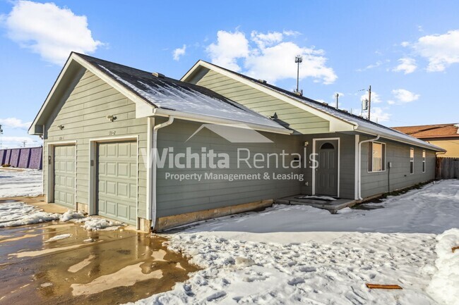 Building Photo - 3 Bedroom 2 Bathroom Duplex on the West si... Rental