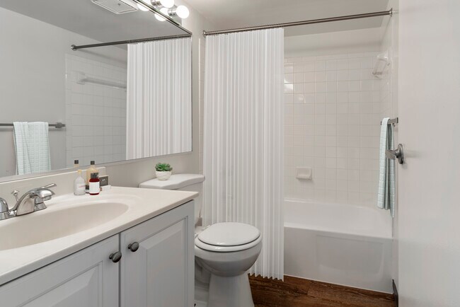 Paquete renovado de baño de color blanco I gabinetes blancos y pisos de superficie dura