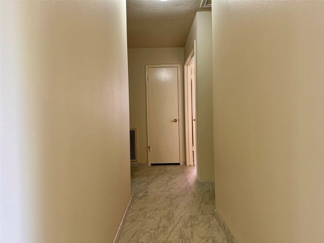 Building Photo - 2802 Valley Forest Dr