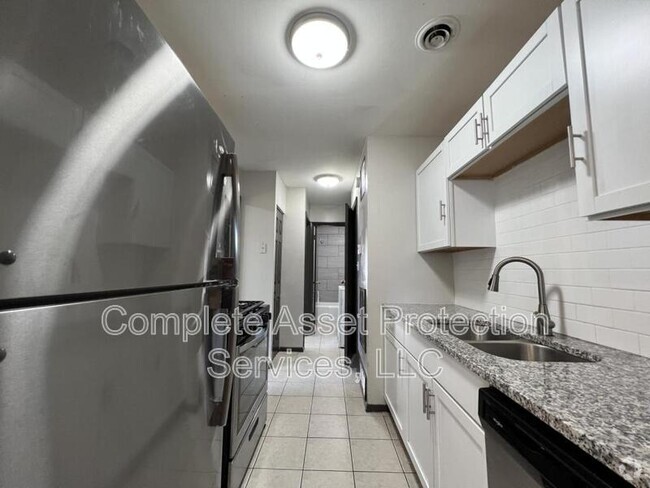 Building Photo - 938 N Wood St Rental