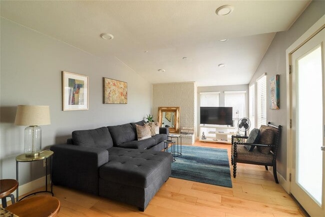 Building Photo - 909 Reinli St Unit 221
