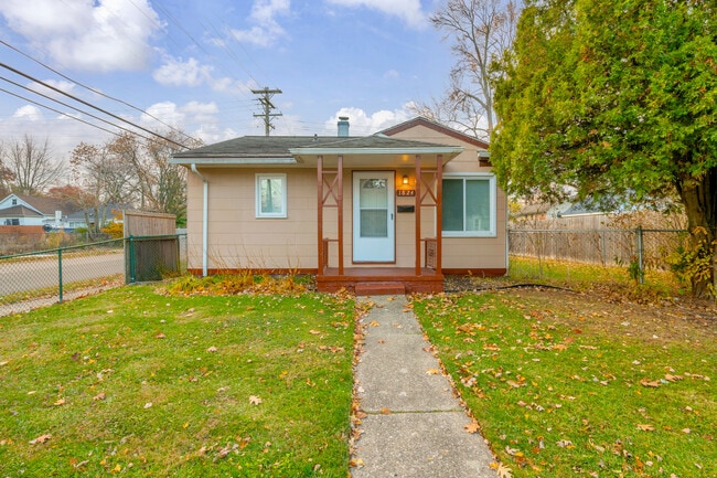 Building Photo - 1824 Wordsworth St