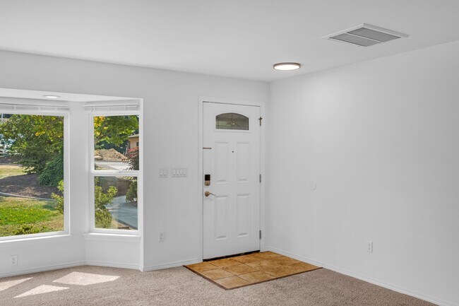 Photo - Comfortable 3BR/2BA Home in Kent – Fenced Backyard & Deck Unidad Apt A