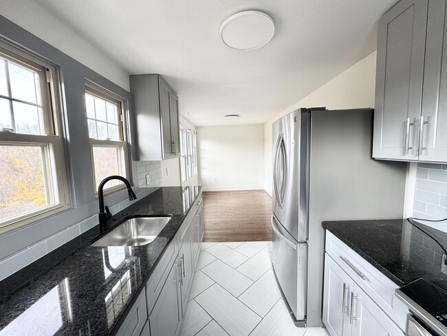 Building Photo - 162 High St Unit 2nd floor