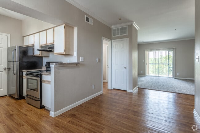 1BR, 1BA - 749SF