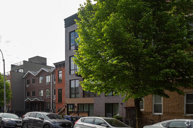 Photo - 674 Hancock St