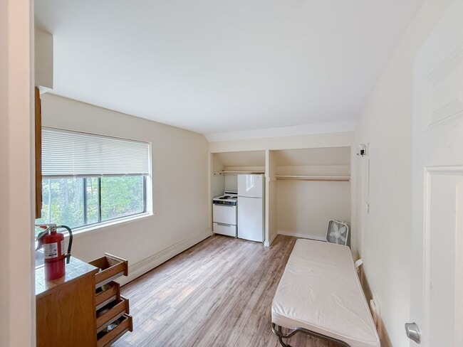Building Photo - Quaint Furnished Affordable Studio in Town... Unit 104 Rental