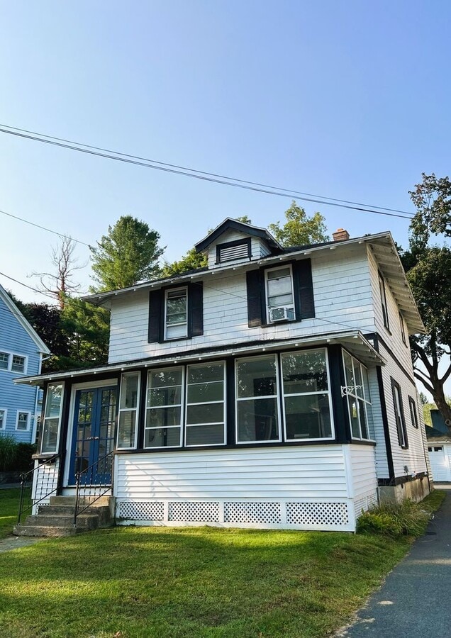 Single Family Home Located Quiet Neighborhood - Single Family Home Located Quiet Neighborhood