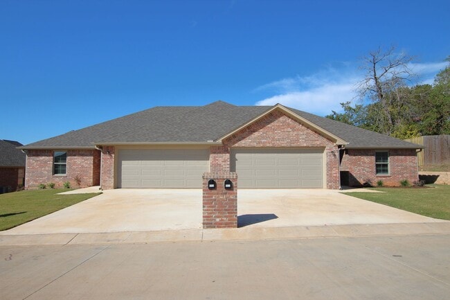Building Photo - Beautiful 3 Bedroom 2 Bathroom Townhouse i... Unit 6033