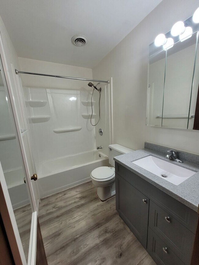 Photo - Updated Unit Right on Main Street in Bowling Green! Unit 8