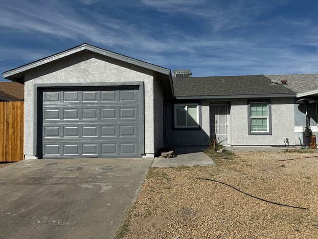 BEAUTIFULLY RENOVATED TOWNHOME! 3BD/2B SIN... - BEAUTIFULLY RENOVATED TOWNHOME! 3BD/2B SIN...