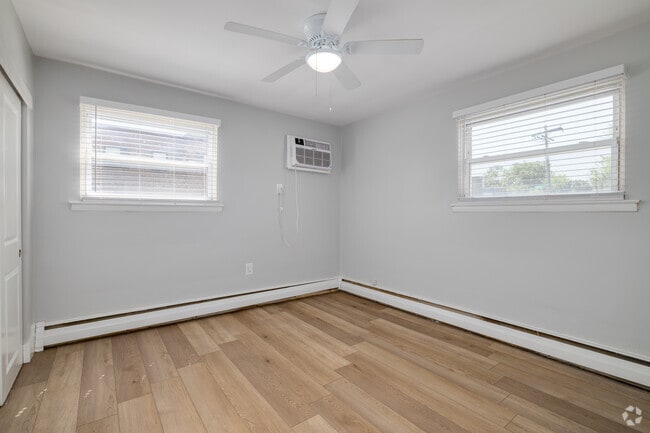 2BR, 1BA - 800SF - Primary Bedroom