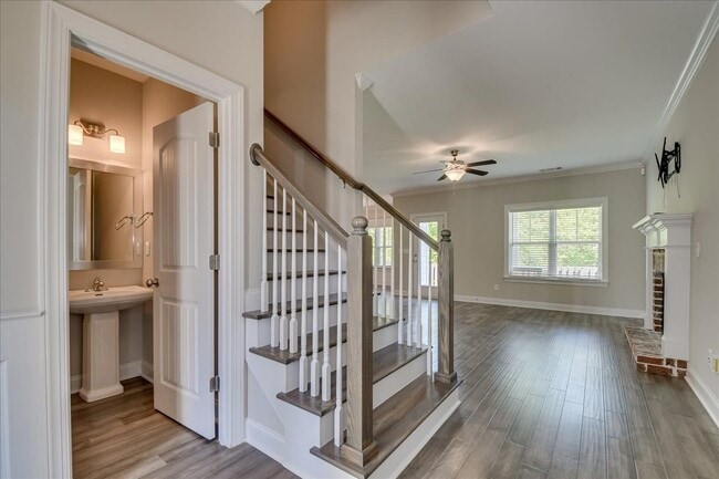 Photo - 323 Colonnades Dr