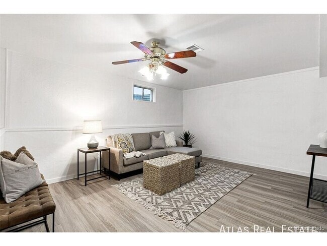 Building Photo - 960 W 70th Pl Unit Basement Rental