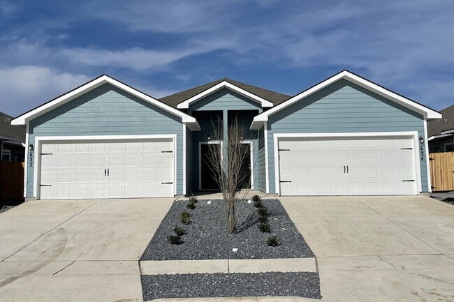 3/2 Navarro ISD in Seguin - 3/2 Navarro ISD in Seguin Townhome