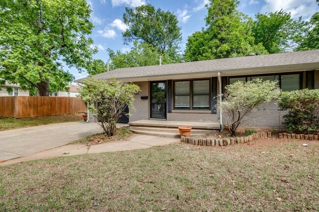 Photo - Spacious mid-century ranch home in Clegern