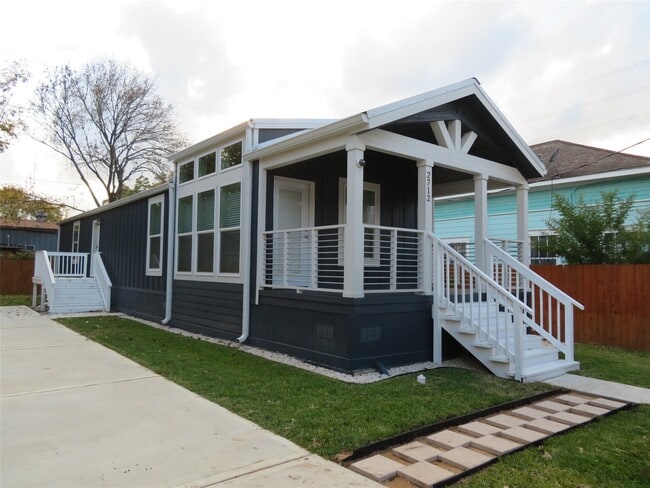 Photo - 2712 Bering St