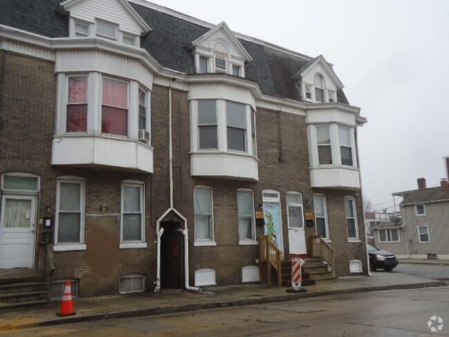 Building Photo - 652 Chestnut St Rental