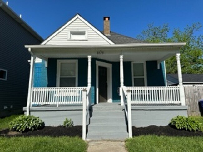 Building Photo - 2 Bedroom Home with Fenced in Backyard!