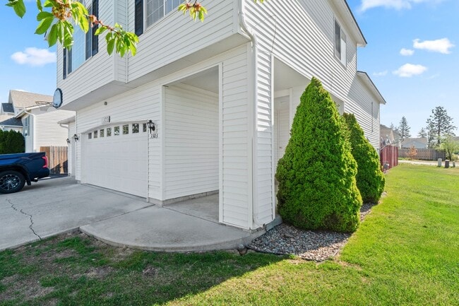 Photo - 4 bedroom 3 bath home with 3 car garage in...