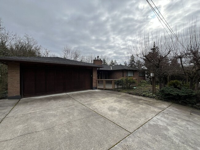 Photo - Spacious 1 Bedroom ADU Featuring Soaking Tub, Rain Shower, and Treeline Views