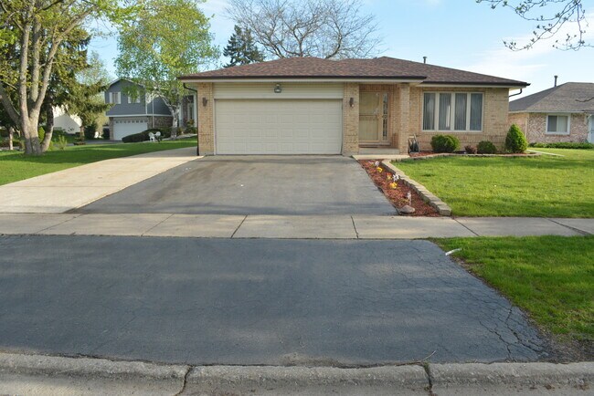 Photo - 5630 Fernwood Ct House