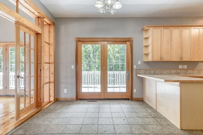 Photo - 5 to 8 Bedrooms. Pet Friendly.