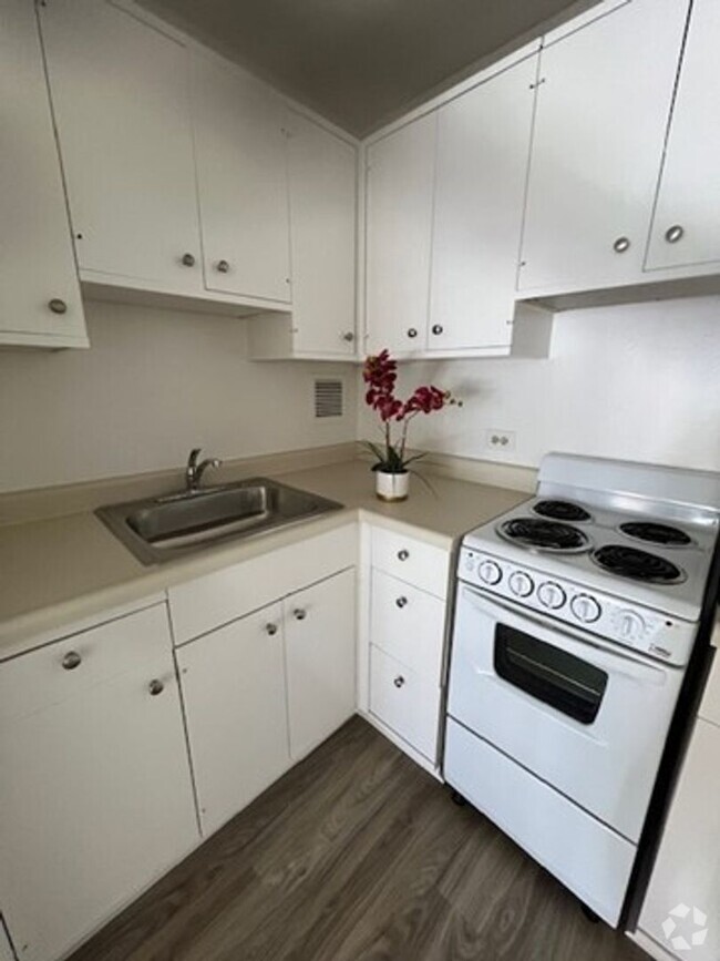 Building Photo - NEWLY RENOVATED! THE TOWN HOUSE CONDO! Unit 107