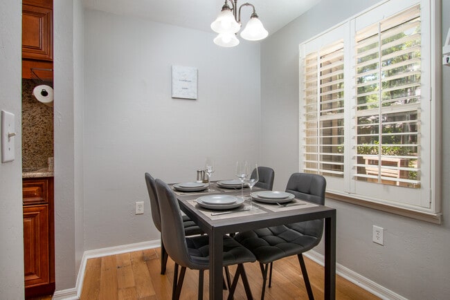 Photo - Magnolia Walk