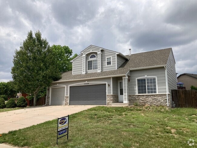 Building Photo - 4 Bedroom, 3.5 Bath House with a 3 Car Gar...