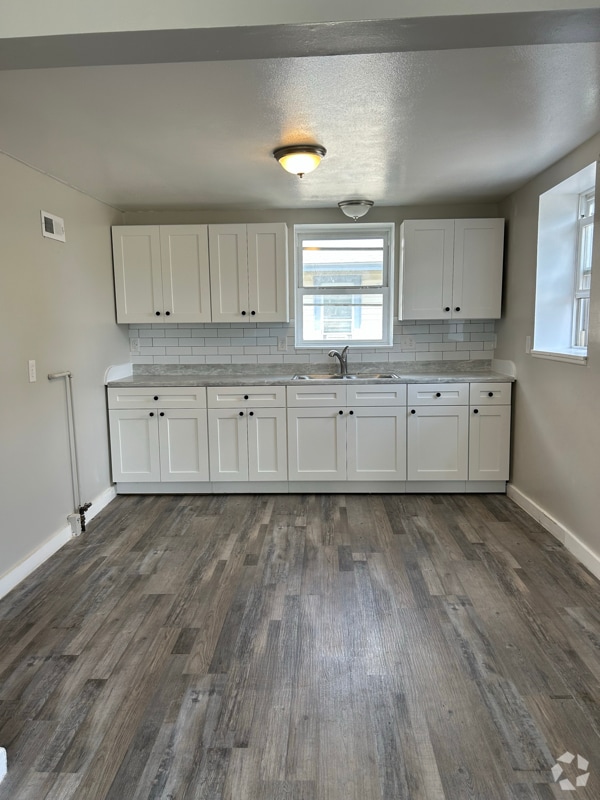 Building Photo - 314 W 5th St S Rental