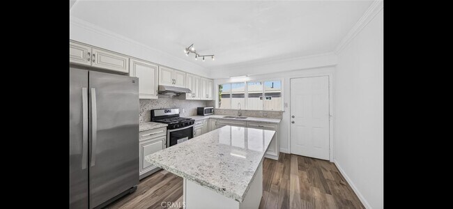 Photo - 637 W Fernfield Dr