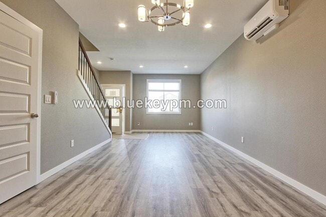 Building Photo - 2 Primary Bedrooms and 2.5 Bathrooms Uptow...