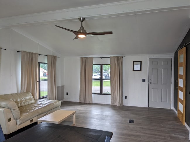 Photo - 101 W Skyway Dr