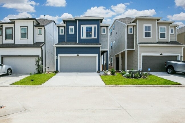 Building Photo - 3112 La Rambla Dr