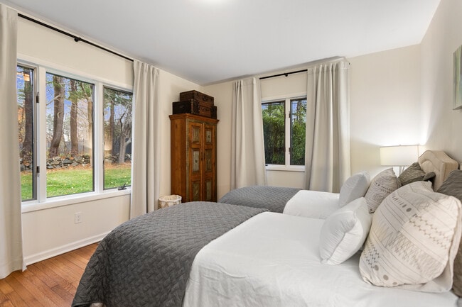 Photo - 425 Taconic Rd