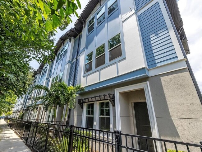 Photo - 3120 W Azeele St Townhome