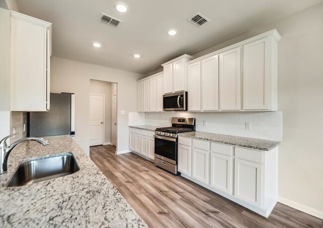 Photo - 404 Harbor Oaks Dr