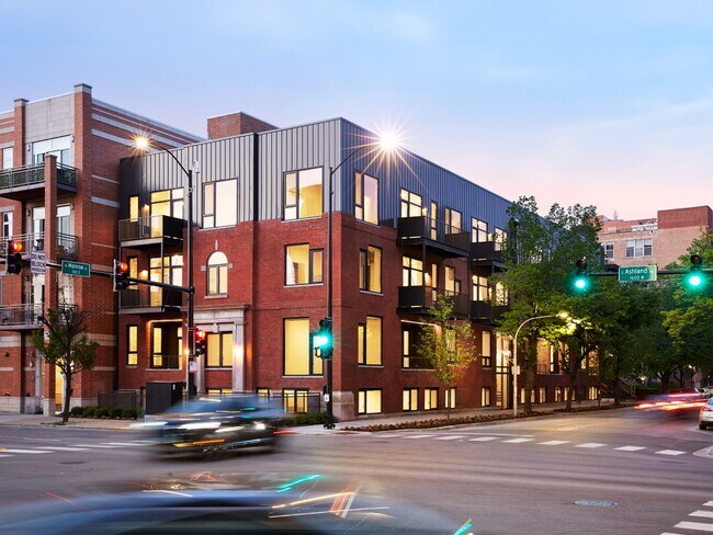 Building Photo - Premiere West Loop 1 Bed/ 1 Bath! Condo Quality Interiors! 4/1 Availability Date! Unit 306