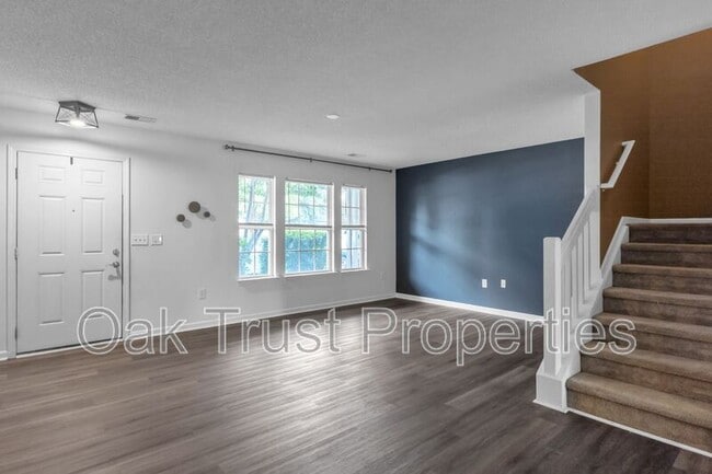 Photo - 303 Yellow Hawthorn Cir