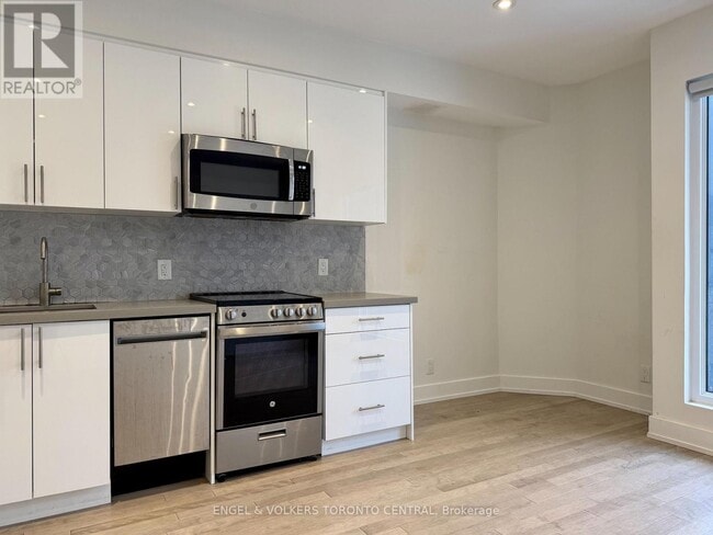 Photo - 1555 Bloor St W