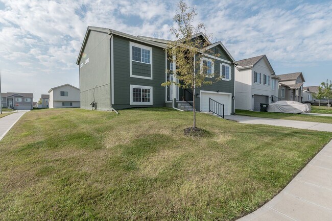 Photo - Open-Concept 3-Bedroom with Corner Lot Vie...