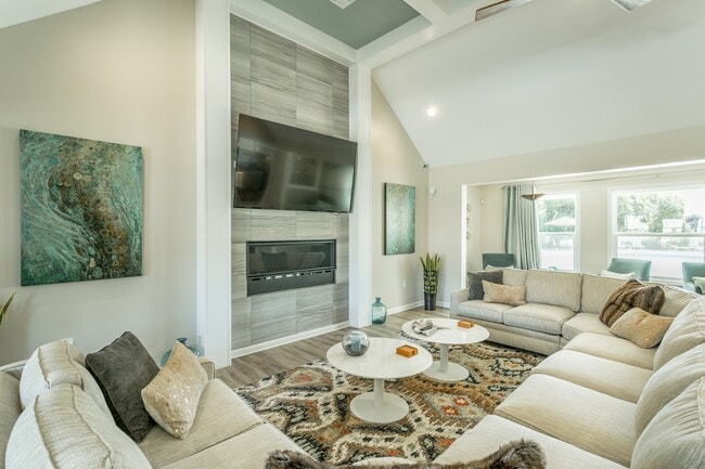 Salón para residentes en Hawthorne at Lily Flagg en Huntsville, Alabama - Hawthorne at Lily Flagg