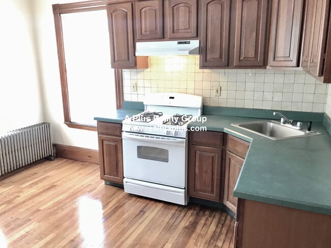 Building Photo - 336 Centre St Unit 2