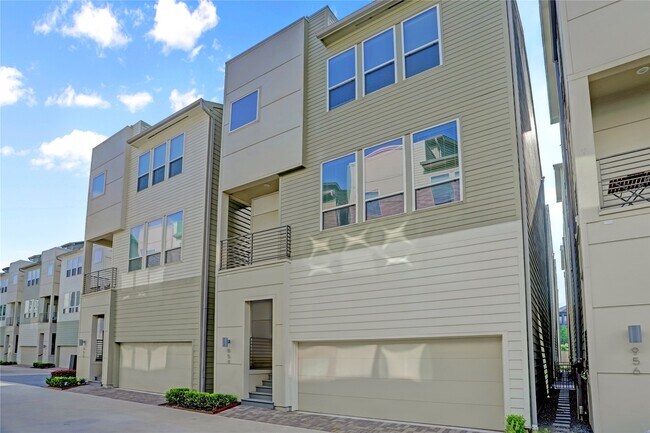 Building Photo - 954 W 18th St