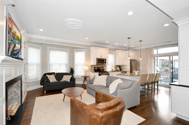 Living room - 211 W Saint Paul Ave Unit 3